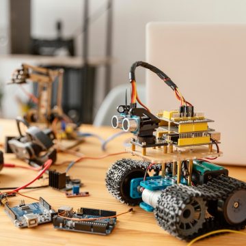 Elementy do budowy pierwszego robota: poradnik dla początkujących