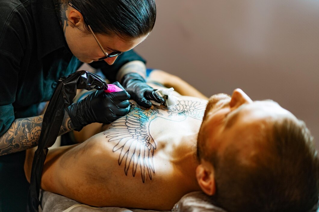 Poradnik, jak dokonać wyboru odpowiednich igieł oraz jak powinno wyglądać pielęgnacja skóry po tatuażu