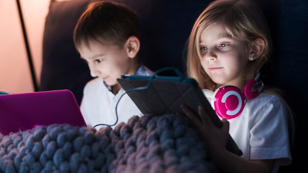 Jak rozpoznać pierwsze objawy obsesyjnego korzystania z gier online u dzieci?