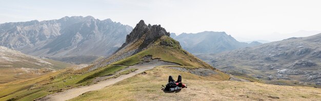 Niezapomniane przeżycia na szlaku: jak przygotować się do trekkingu w Himalajach